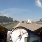 Los pelos de punta: Moto a 240 km/h y mira lo que ocurre...