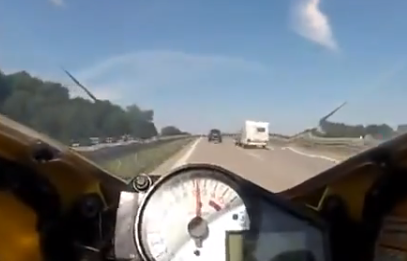 Los pelos de punta: Moto a 240 km/h y mira lo que ocurre...