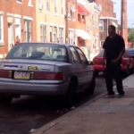 Este hombre pierde la pelea contra un coche vacío