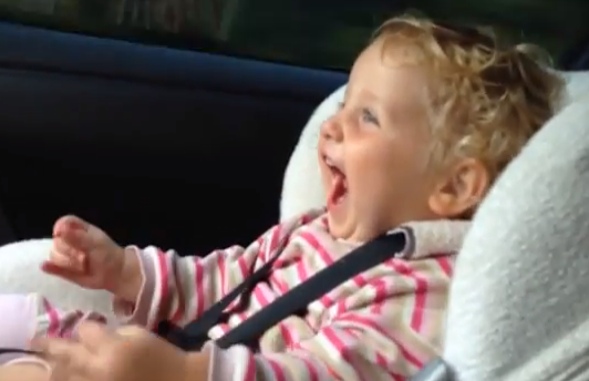 Reacción de una niña cuando su padre acelera con un Nissan GT-R de 550 CV