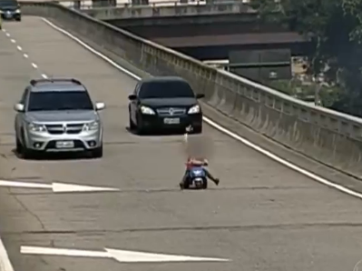 Un niño es sorprendido conduciendo un triciclo por una autopista de Brasil