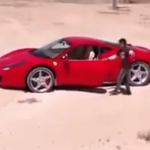 Un niño libio drifteando con un Ferrari 458 Italia