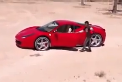Un niño libio drifteando con un Ferrari 458 Italia