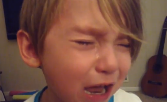 Un niño de cuatro años rompe a llorar cuando su padre actualiza el iPad a iOS7