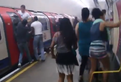 Pasajeros del metro de Londres tratando de escapar de un incendio