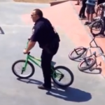 Agente de policía se gana el respeto de unos jóvenes con una BMX
