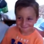 Reacción real de un niño al regalarle un palo