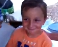 Reacción real de un niño al regalarle un palo