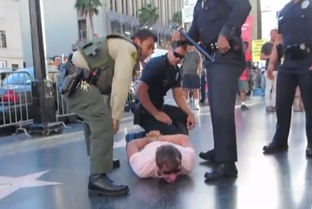 Compincharte con Steve-O de Jackass para hacer una cámara oculta y acabar detenido por la policía