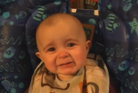 Increíble reacción de un bebé al escuchar cantar a su madre