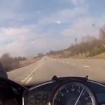 Mercedes SL63 AMG vs Yamaha R1 a 300 km/h por una vía secundaria