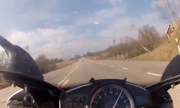 Mercedes SL63 AMG vs Yamaha R1 a 300 km/h por una vía secundaria