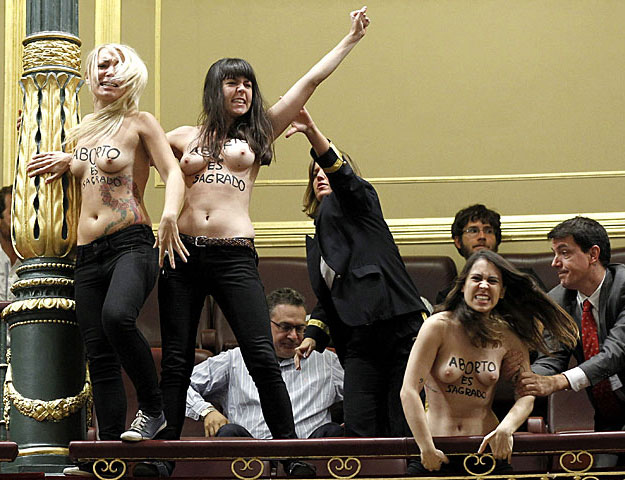 Activistas de Femen irrumpen en el Congreso al grito de 'aborto es sagrado'