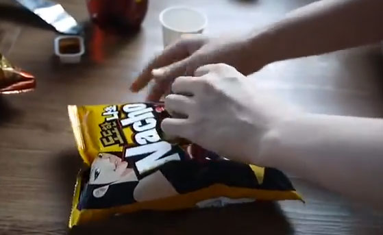 Una forma inteligente de abrir una bolsa de snacks