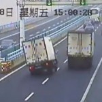 Un camionero pierde el control en una autopista muy transitada de China