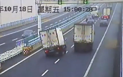 Un camionero pierde el control en una autopista muy transitada de China