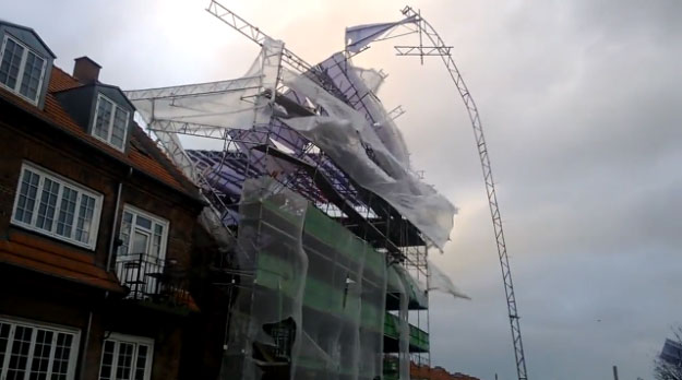 Un andamio de 6 pisos se derrumba durante una tormenta en Dinamarca