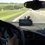 Carrera entre un Audi R8 y dos motos en una autopista de Brasil