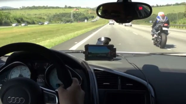 Carrera entre un Audi R8 y dos motos en una autopista de Brasil