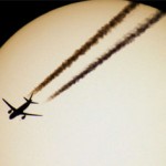 Sebastien Lebrigand fotografía aviones pasando por delante de la luna y el sol