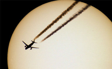 Sebastien Lebrigand fotografía aviones pasando por delante de la luna y el sol