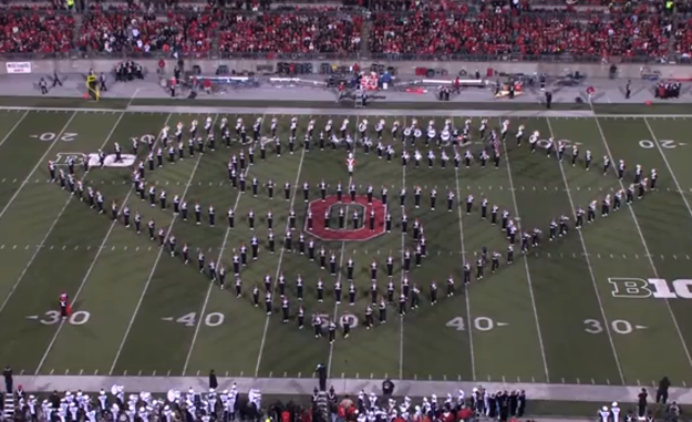 La banda de la Universidad de Ohio realiza un increíble homenaje a algunos éxitos del cine