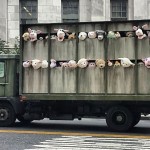 Banksy lleva un camión cargado de animales de peluche al matadero