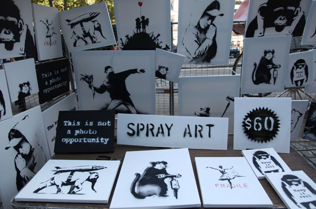 Banksy pone un puesto callejero en Central Park y no vende casi nada (vídeo)