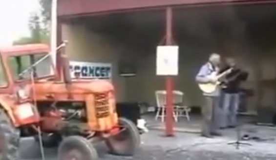 Si quieres montar un grupo musical pero no encuentras un batería bueno, cómprate un tractor