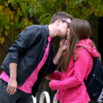 ¿Besarías a un chico con camiseta rosa? Truco de magia para ligar