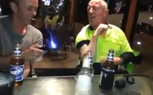 Dos australianos borrachos jugando con una pistola Táser