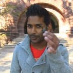 Ojo a las reacciones: El mago Rahat hace creer a varios estudiantes que tienen una araña en la mano