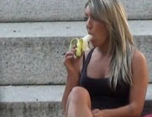 Evita el contacto visual con una mujer que come un plátano a tu lado