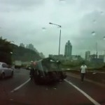 Un camionero le cierra el paso a un coche para evitar otro accidente