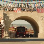 Un camión pintado de rojo corriendo delante de los toros en Ciudad Rodrigo, Salamanca