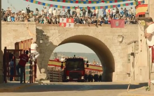 Un camión pintado de rojo corriendo delante de los toros en Ciudad Rodrigo, Salamanca