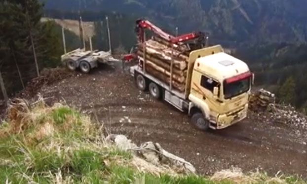 Camionero maniobrando al límite para dar la vuelta