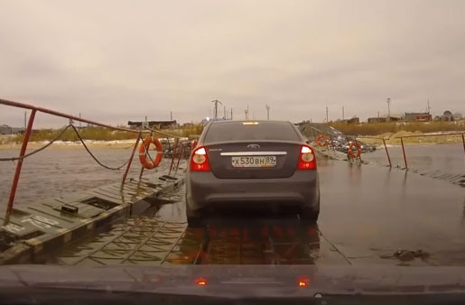 Camionero decide trollear a los coches que están cruzando un puente flotante