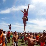 Cheerleaders haciendo volteretas que lo flipas con sus amigos cachitas