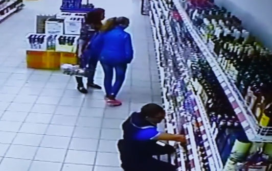 Dos chicas en el supermercado pensando qué alcohol comprar