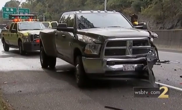 Un conductor con problemas se estrella contra dos coches y luego sale corriendo del lugar