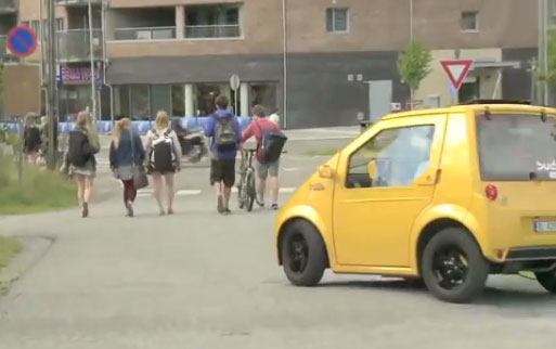 Sembrando el pánico con un coche eléctrico con bocina de camión