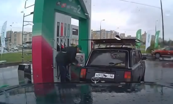 Van a llenar el depósito y el empleado de la gasolinera se pone a bailar breakdance