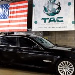 Una empresa de blindaje de vehículos aprovecha el vídeo del Range Rover y los motoristas