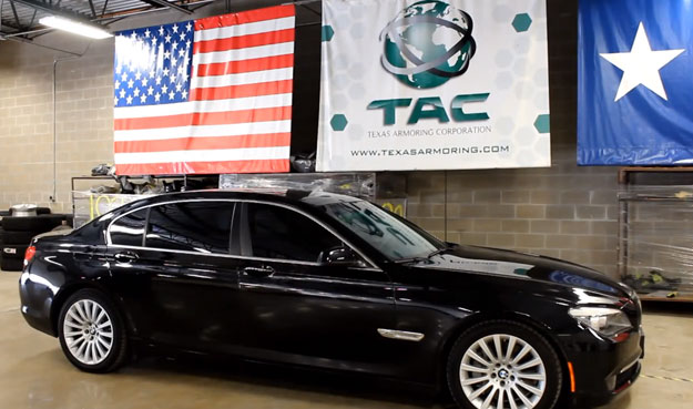Una empresa de blindaje de vehículos aprovecha el vídeo del Range Rover y los motoristas
