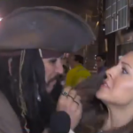 El capitán Jack Sparrow interrumpe a un reportera en directo