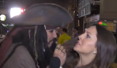 El capitán Jack Sparrow interrumpe a un reportera en directo