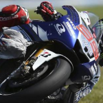 Jorge Lorenzo rodó 4 minutos con una gaviota enganchada a su moto (vídeo)