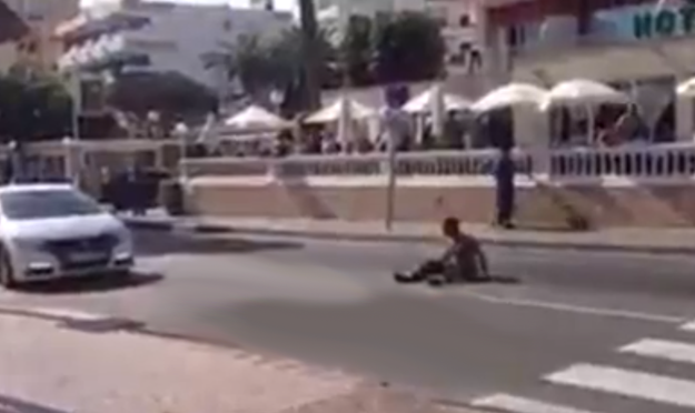 Le mete una patada en la cabeza a un borracho que impedía que los coches circularan en Magaluf, Mallorca