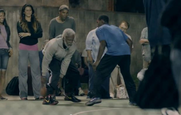 Jugadores de la NBA se disfrazan de ancianos y se presentan en una cancha de baloncesto